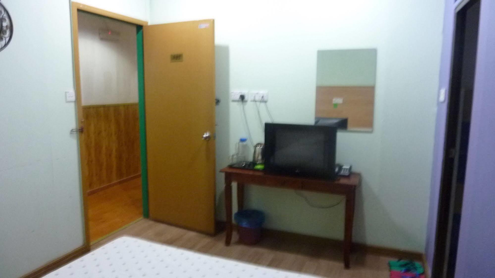 7 Hung Hung Inn Kota Kinabalu Buitenkant foto